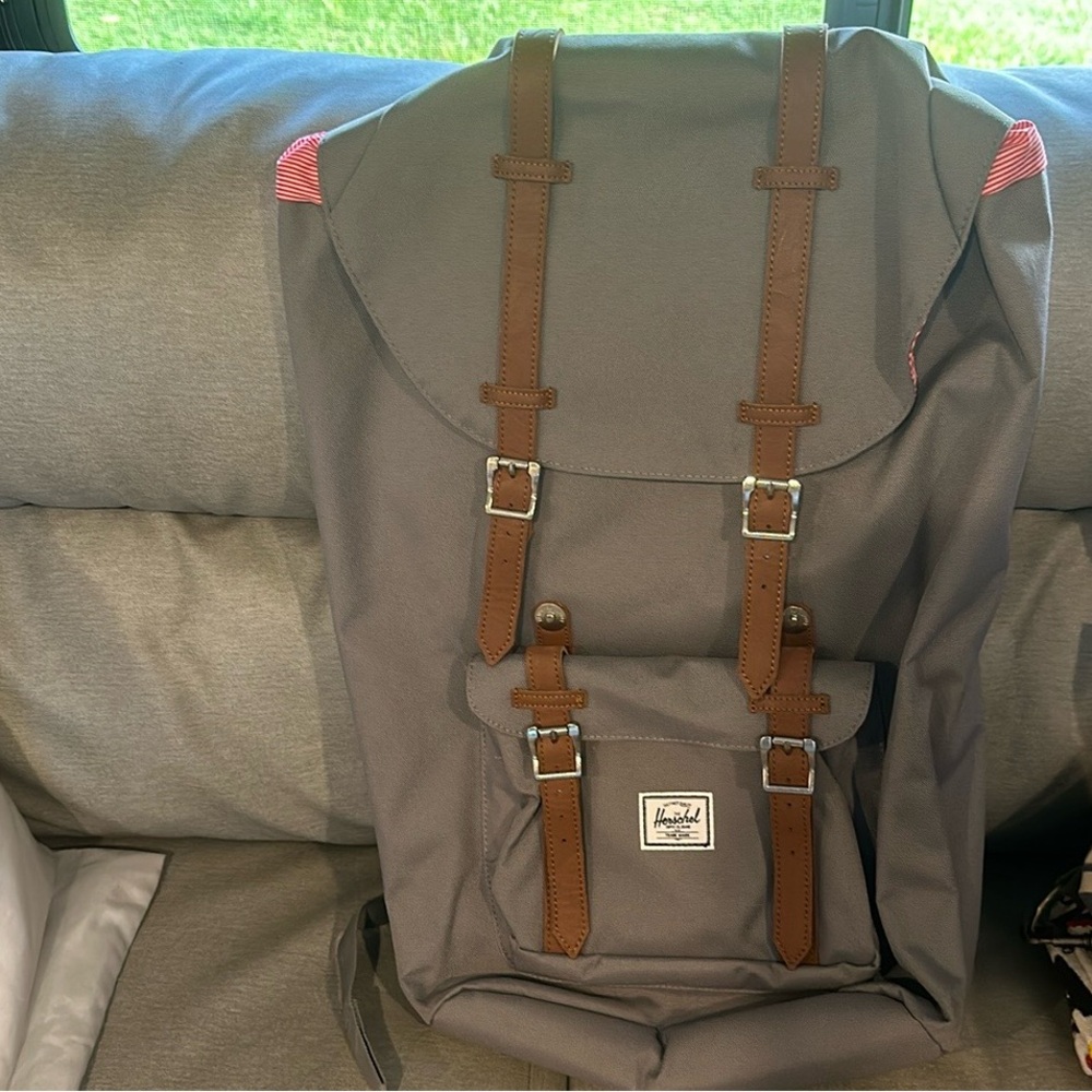 Herschel supply backpack, only used twice. Shoot me your offers!